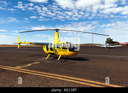 Ein Robinson R44 Raven durch professionelle Helicopter Services, im Ayers Rock Airport, in der Nähe von Yulara, Northern Territory, Australien betrieben Stockfoto