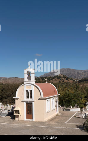 Kapelle und Friedhof in Plati auf der Lasithi-Hochebene, Kreta, Griechenland, Oktober 2017 Stockfoto