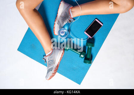 Weibliche fitness Modell Ausruhen nach einem intensiven Training und nehmen einige ein selfie im Spiegel der Fitnessraum. Stockfoto