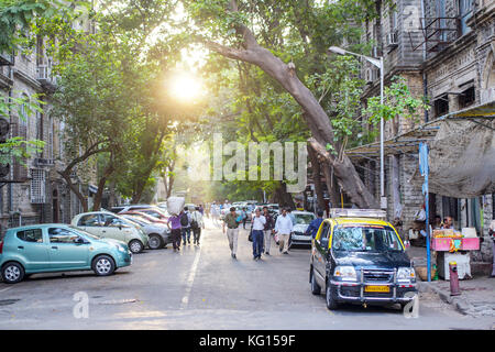 Eine ruhige Straße in Mumbai am frühen Morgen. Stockfoto