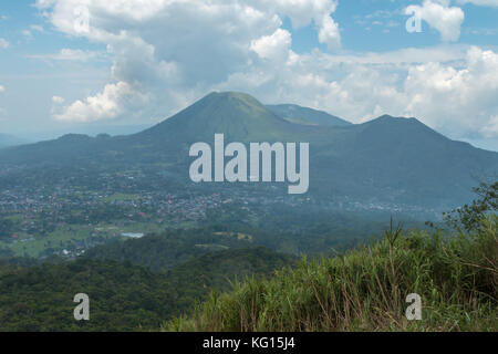 Mahawu Vulkan, Nord Sulawesi, Indonesien, gesehen von der Oberseite eines nahe gelegenen Vulkan. Stockfoto