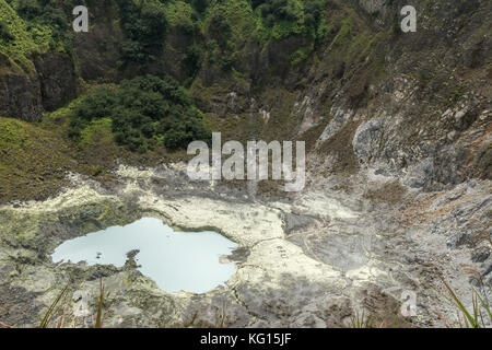 Mount mahawu (gunung mahawu), ein Vulkan in Nord-sulawesi, die beliebt ist bei Touristen, die die großen vulkanischen Krater und See zu sehen. Stockfoto