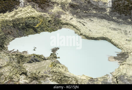 Mount mahawu (gunung mahawu), ein Vulkan in Nord-sulawesi, die beliebt ist bei Touristen, die die großen vulkanischen Krater und See zu sehen. Stockfoto