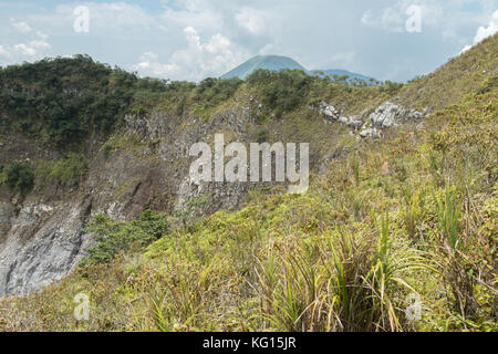 Mount mahawu (gunung mahawu), ein Vulkan in Nord-sulawesi, die beliebt ist bei Touristen, die die großen vulkanischen Krater und See zu sehen. Stockfoto