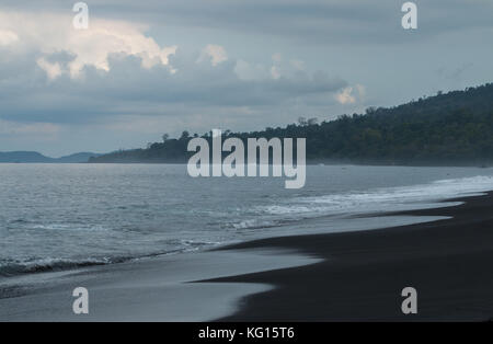 Schwarzen vulkanischen Sand Strand in Tangkoko National Park, Sulawesi, Indonesien Stockfoto