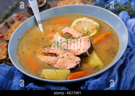 Lachs Fischsuppe mit Gemüse in der Schüssel. Stockfoto