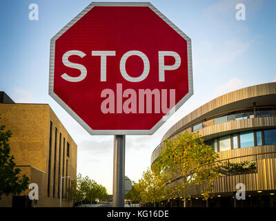 Stop-Schild an der West Cambridge Website Wissenschaft und Technologie Standort, Teil von der Universität Cambridge in Cambridge Großbritannien Stockfoto