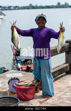 Portrait von Fischer Holding eine gefangene Fische am Fluss, Stadt Krabi, Thailand, Asien Stockfoto