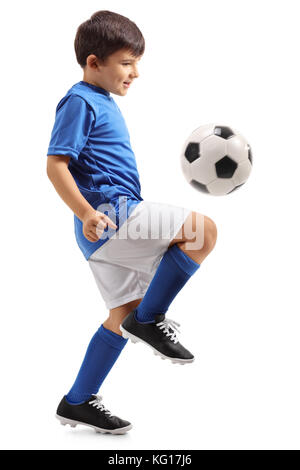 Volle Länge Profil Schuß eines kleinen Fußballer Jonglieren ein Fußball auf weißem Hintergrund Stockfoto