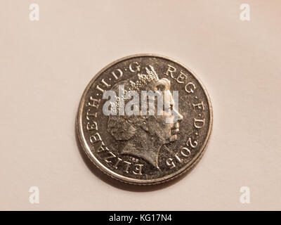 In der Nähe von Queen's Kopf auf Münze auf weißem Hintergrund Silber 10 Penny, Essex, England, Großbritannien Stockfoto