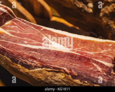 Jamon Serrano. Traditionelle spanische Schinken in den Markt schließen. schweinekeule Schinken auf Tabelle. Fleisch im Restaurant innen. Ganze jamon stand. Selektive foc Stockfoto