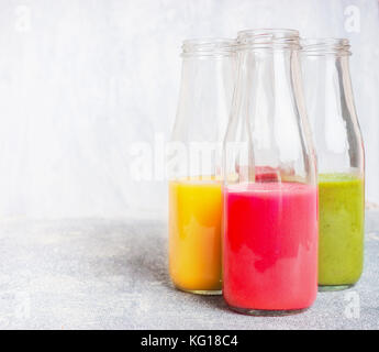 Flaschen mit bunten Getränke: Säfte, Smoothies oder auf hellen Hintergrund, Vorderansicht Stockfoto