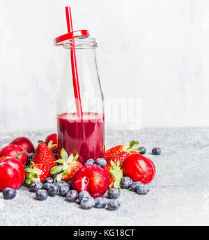 Rote früchte Smoothie in der Flasche mit Strohhalm und frischen Beeren Zutaten, Vorderansicht, Kopie Raum Stockfoto