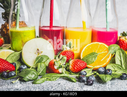 Verschiedenen bunten Getränke in Flaschen mit frischen Zutaten aus biologischem Anbau. Gesunde Smoothies oder Saft mit frischem Obst, Beeren und Gemüse, Vorderansicht Stockfoto