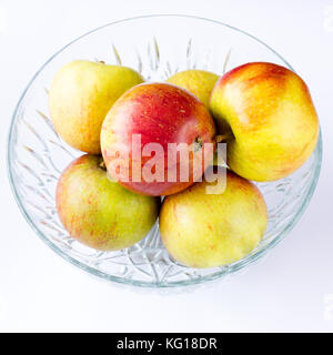 Der britische Cox Äpfel in einem Glas Obstschale Stockfoto