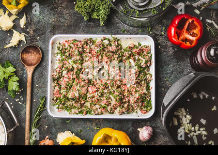 Fleischfüllung mit Fleisch, Reis und gehackten Grünkohl für Paprika Füllung auf rustikale Küche Tisch Hintergrund mit hölzernen Kochlöffel, Topf und Vegetarisches Stockfoto