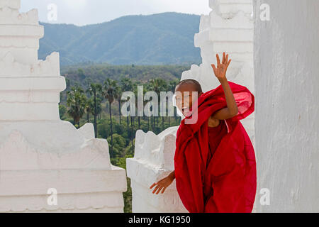 Gerne anfänger Mönch in der hsinbyume Pagode/myatheindan Pagode lächelnd, Tempel in mingun in der Nähe von Mandalay in sagaing Region im Zentrum von Myanmar/Birma Stockfoto