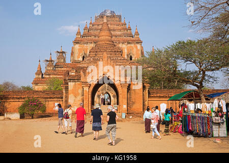 Touristen, die in der dhammayangyi Tempel, der größten buddhistischen Tempel in der antiken Stadt Bagan, Mandalay, Myanmar/Birma Stockfoto