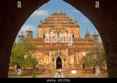 Touristen, die in der dhammayangyi Tempel, der größten buddhistischen Tempel in der antiken Stadt Bagan, Mandalay, Myanmar/Birma Stockfoto