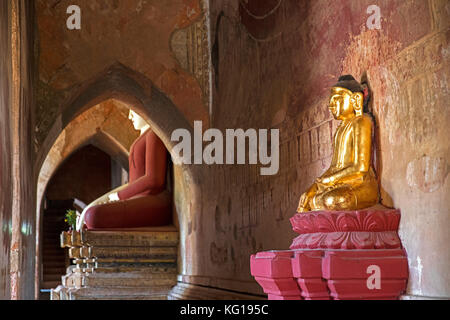 Buddha Statuen im Inneren des dhammayangyi Tempel, der größten buddhistischen Tempel in der antiken Stadt Bagan, Mandalay, Myanmar/Birma Stockfoto