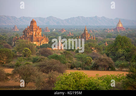 Buddhistische Tempel und Pagoden bei Sonnenuntergang in der alten Stadt Bagan / Pagan, Mandalay, Myanmar/Birma