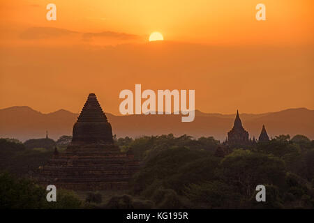 Buddhistische Tempel und Pagoden bei Sonnenuntergang in der alten Stadt Bagan / Pagan, Mandalay, Myanmar/Birma Stockfoto