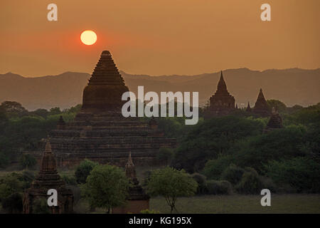 Buddhistische Tempel und Pagoden bei Sonnenuntergang in der alten Stadt Bagan / Pagan, Mandalay, Myanmar/Birma