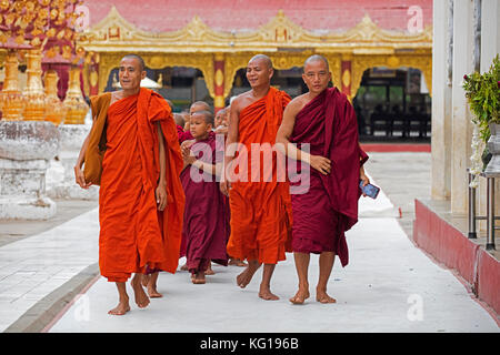Buddhistische Mönche und Novizen an der Shwezigon Pagode/Shwezigon Paya, goldener Tempel in Nyaung-u in der Nähe von Bagan/pagan, Mandalay, Myanmar/Birma Stockfoto