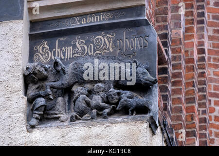 Mittelalterliche 'Judensau' (jüdisches Schwein), antisemitische Verhöhnung der Juden, in der Stadt Kirche St. Maria in Wittenberg/Deutschland, Stadt des Reformators Martin Luther. Die Erleichterung, die um das Jahr 1300 gelegt wurde, zeigt ein Schwein, an dessen Zitzen saugen Leute sind. Diese, wie auch der Mensch, der sieht in den Anus säen, sollten Juden werden. Durch den Missbrauch Juden sollten vorgesehen werden Juden von Ansiedlung in der Stadt zu dicourage und in der Nähe. Stockfoto