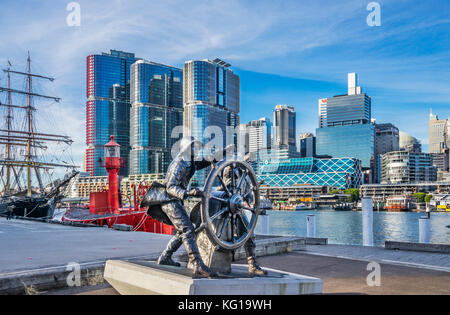 Australien, New South Wales, Sydney, Darling Harbour, Bronze Skulptur windjammer Segler am Wharf 7 Maritime Heritage Centre zu feiern. Stockfoto