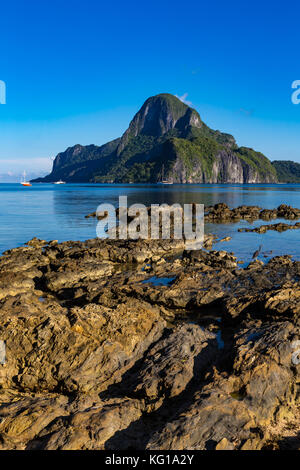 Asien, Philippinen, palawan El Nido, am frühen Morgen Blick auf El nido Bucht und cadlao Insel Stockfoto