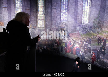 Das Panorama "Luther 1517" in Wittenberg, Deutschland. Die 360-Runden riesigen Bild der Künstler und Architekt Yadegar Asisi Adressen der Epoche der Reformation und konzentriert sich auf Leute wie Martin Luther mit ihren Aktionen vor 500 Jahren. Die 15 x 75 Meter Panorama mit einem Durchmesser von 30 m für mindestens fünf Jahre sichtbar werden. Es wurde anlässlich der 500-Jahr-Feiern der Reformation im Jahr 2017 gebaut. Stockfoto