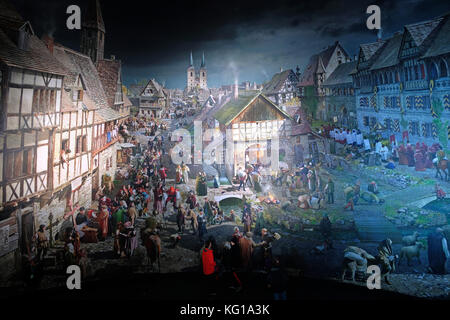 Das Panorama "Luther 1517" in Wittenberg, Deutschland. Die 360-Runden riesigen Bild der Künstler und Architekt Yadegar Asisi Adressen der Epoche der Reformation und konzentriert sich auf Leute wie Martin Luther mit ihren Aktionen vor 500 Jahren. Die 15 x 75 Meter Panorama mit einem Durchmesser von 30 m für mindestens fünf Jahre sichtbar werden. Es wurde anlässlich der 500-Jahr-Feiern der Reformation im Jahr 2017 gebaut. Stockfoto