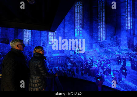 Das Panorama "Luther 1517" in Wittenberg, Deutschland. Die 360-Runden riesigen Bild der Künstler und Architekt Yadegar Asisi Adressen der Epoche der Reformation und konzentriert sich auf Leute wie Martin Luther mit ihren Aktionen vor 500 Jahren. Die 15 x 75 Meter Panorama mit einem Durchmesser von 30 m für mindestens fünf Jahre sichtbar werden. Es wurde anlässlich der 500-Jahr-Feiern der Reformation im Jahr 2017 gebaut. Stockfoto