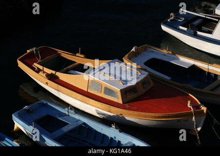 Traditionelle Holzboote in einem kleinen Fischerdorf Liegeplatz gebunden. Stockfoto