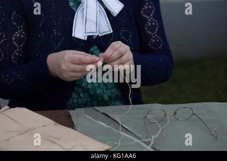 Nahaufnahme der Woman's Hände nähen Stockfoto