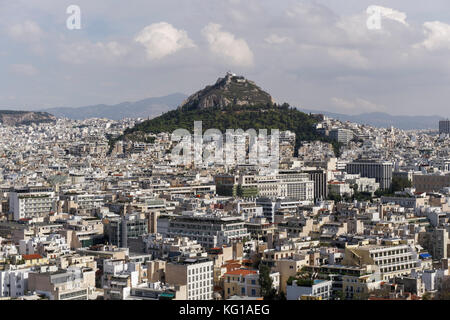 Athen, Griechenland mount lycabettus Tag anzuzeigen. Panoramablick auf lykavittos Hill und umgebenden Stadtbild Bauten aus Athen Akropolis. Stockfoto