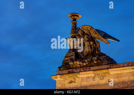 Skulptur von Engel auf dem Dach des St. Isaac Kathedrale auf dem Hintergrund der Nachthimmel, St. Petersburg, Russland Stockfoto