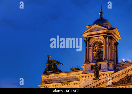 Glockenturm an der Ecke Dach des St. Isaac Kathedrale auf dem Hintergrund der Nachthimmel, St. Petersburg, Russland Stockfoto