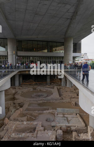 Athen, Griechenland Akropolis museum Fassade. Tag Ansicht der Besucher am Eingang der archäologischen Museum mit antiken Ruinen. Stockfoto