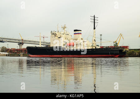 Atom-icebreaker im Hafen angedockt. Es besticht durch seine Größe und Macht. Stockfoto