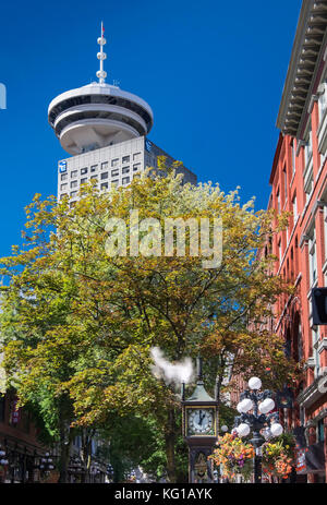 Die Gastown Steam Clock unter den Vancouver Lookout drehbaren Turm, Gastown, Vancouver, British Columbia, Kanada Stockfoto