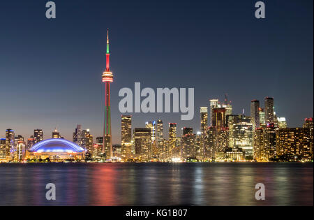 Toronto Skyline mit dem CN Tower bei Nacht, von Toronto Island, Toronto, Ontario, Kanada Stockfoto