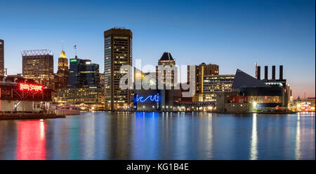 Baltimore Inneren Hafen und City Skyline bei Nacht, Baltimore, Maryland, USA Stockfoto