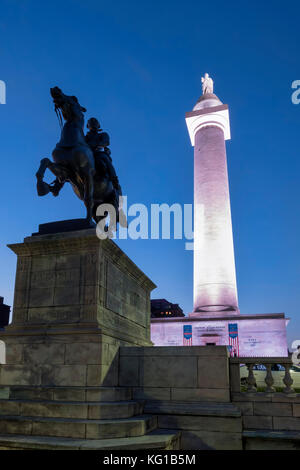 Baltimores Washington Monument und Marquis De Lafayette Statue bei Nacht, Mount Vernon Hotel, Baltimore, Maryland, USA Stockfoto