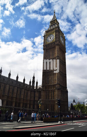 London Big Ben im sonnigen Tag - Elizabeth Tower - britische Symbol - nur Bauen - Turm - Nahaufnahme - Wecker und Gebäude - Makro - Palast von Westminster 1859 Stockfoto