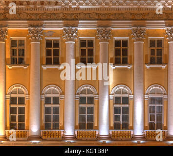 Mehrere Fenster und Spalten in einer Reihe auf Nacht beleuchtete Fassade der städtischen Bürogebäude Vorderansicht, St. Petersburg, Russland Stockfoto