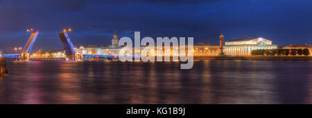 Nacht Panoramablick auf illumunated Open palace Brücke, Fluss Newa und Alte Börse, St. Petersburg, Russland Stockfoto