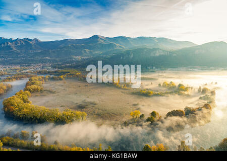 Das Eden Valley - Blick auf den Fluss Adda während einer nebligen Morgen, Airuno, Italien Stockfoto