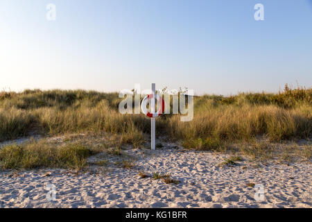 Rettungsring auf Sand Strand Stockfoto